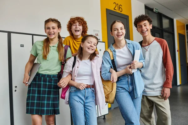 Adolescentes Escolares Olhando Para Câmera Corredor Escola Adolescentes Colegas Com — Fotografia de Stock