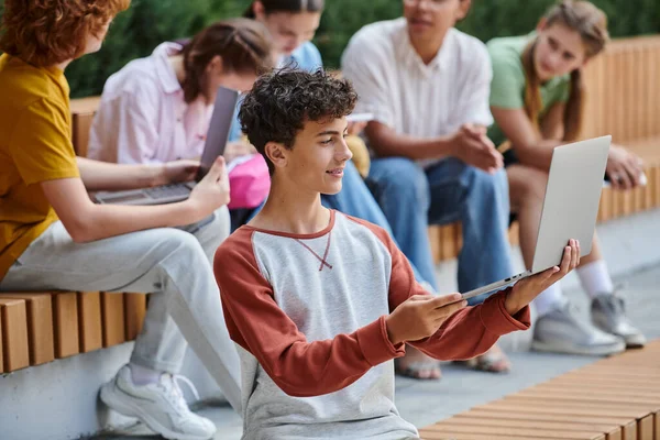 Adolescente Usando Laptop Perto Colegas Professor Borrão Diversidade Sorriso Study — Fotografia de Stock