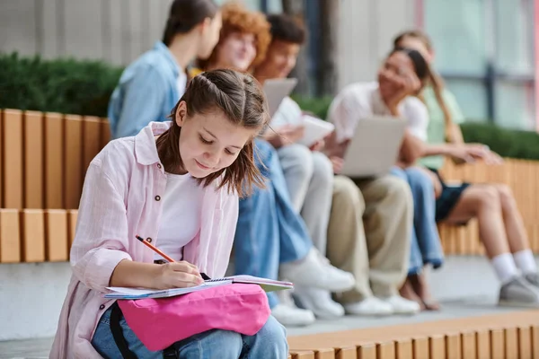 Επιστροφή Στο Σχολείο Έφηβος Κορίτσι Κρατώντας Σημειώσεις Κοντά Συμμαθητές Και — Φωτογραφία Αρχείου