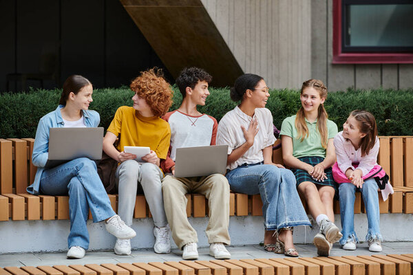 назад в школу, подростки разговаривают с африканским американским учителем, гаджеты, разнообразие, образование