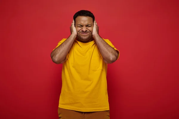 Tensed Indian Man Bright Clothes Standing Closed Eyes Covering Ears — Stock Photo, Image