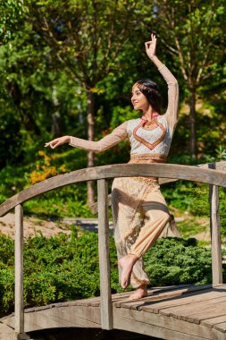 Özgün Hintli zarif kadın parkta dans ediyor, yaz tatili