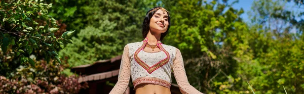 Καλοκαιρινή Εκδρομή Στο Πάρκο Ινδή Γυναίκα Παραδοσιακά Ρούχα Χαμογελαστή Κλειστά — Φωτογραφία Αρχείου