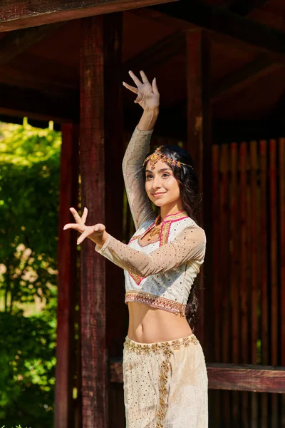 Zorgeloze Elegante Indiaanse Vrouw Traditionele Klederdracht Dansend Zomerse Dag Park — Stockfoto