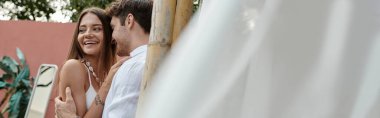 Mutlu adam yaz tatili boyunca dövmeli sevgiliye sarılıyor, çift ve romantik, afiş