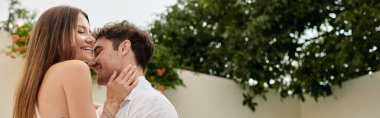 Dövmeli kadın, yaz tatilinde gülümseyen ve tutkulu adama sarılan romantik bir kaçamak, afiş.
