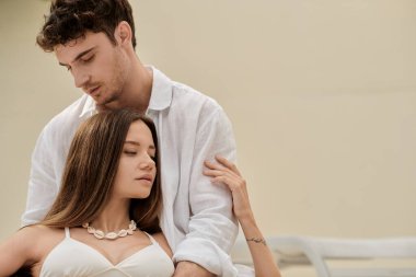 Yakışıklı bir adam dövmeli çekici bir kadına sarılıyor, dışarıda birlikte vakit geçiriyor, romantik bir kaçamak yapıyor.