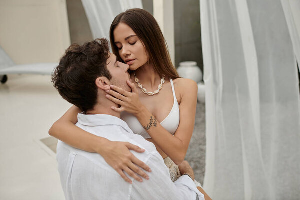 пара гармония, татуированная женщина трогательное лицо бойфренда во время их романтического отдыха, отпуск