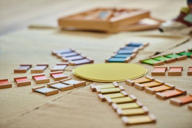 Renkleri öğretmek için Montessori materyalleri, güneş şekli, oyun, erken okul eğitimi, çocukluk