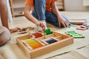montessori okul konsepti, renk eşleştirme oyunu oynayan kız manzarası, oyun temelli