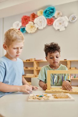Montessori konsepti, renkli boncuk merdivenlerle oynayan çok kültürlü çocuklar, oyun oynayarak öğrenin, çocuklar