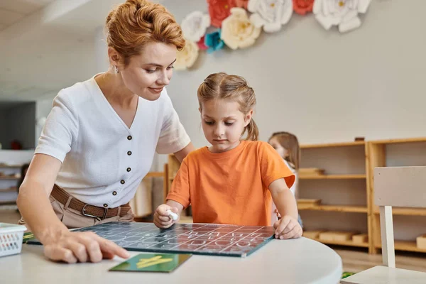 Glad Lärare Observera Smart Flicka Montessori Skolan Räkna Skriva Tavlan — Stockfoto