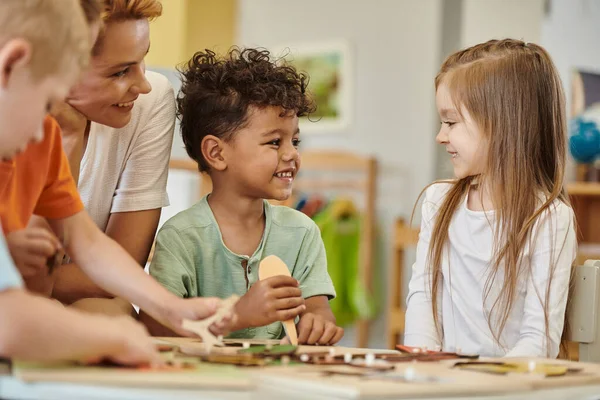 Glada Multietniska Barn Spelar Nära Lärare Lektionen Montessori Skolan — Stockfoto
