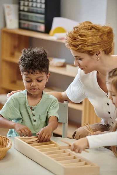 Tanár Beszél Fajok Közötti Gyerekek Kezében Pálca Montessori Iskolában — Stock Fotó