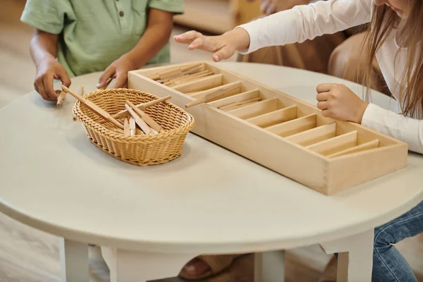 Przycięty Widok Wieloetnicznych Dzieci Bawiących Się Drewnianymi Kijami Podczas Lekcji — Zdjęcie stockowe