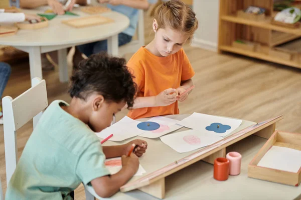 Niños Multiétnicos Dibujo Con Lápices Mesa Clase Escuela Montessori — Foto de Stock