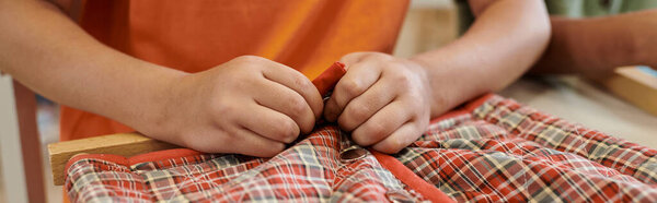 частичный вид детской застежки ткани рядом с другом во время урока в школе Монтессори, баннер