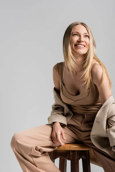 Zbliżenie Szczęśliwy Uśmiech Blondynka Kobieta Beżowy Formalny Garnitur Siedzi Krześle — Zdjęcie stockowe