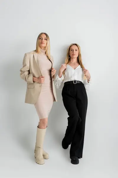 两个迷人而优雅的姐妹在服饰 家庭关系 时尚观念上肩并肩地站在一起 — 图库照片