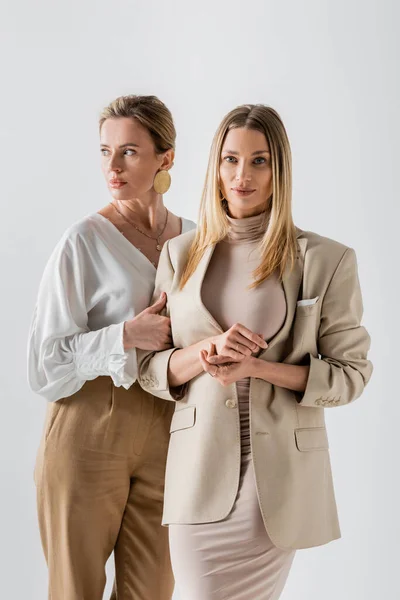 两个漂亮的姐妹穿着时髦的服装站在一起 时尚观念 — 图库照片