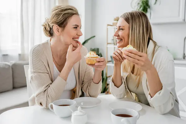 Dos Hermanas Bonitas Atuendo Pastel Casual Disfrutando Cupcakes Fondo Cocina — Foto de Stock