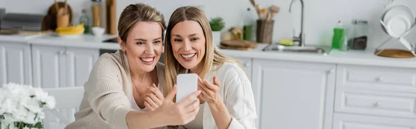 Twee Blonde Zussen Mooie Kleding Maken Selfie Keuken Achtergrond Familie — Stockfoto