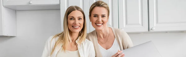 Dos Hermanas Rubias Atractivas Sonriendo Sinceramente Mirando Cámara Vinculación Familiar — Foto de Stock