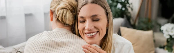 Encantadoras Irmãs Bonitas Traje Casual Abraçando Sorrindo Sinceramente Ligação Familiar — Fotografia de Stock