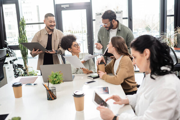 веселый межрасовый бизнес команда обсуждения проекта и обмена идеями с командой ведущих в коворкинге