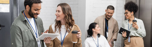 корпоративное разнообразие, счастливая многонациональная команда, стоящая рядом с офисными лифтами в холле, баннер