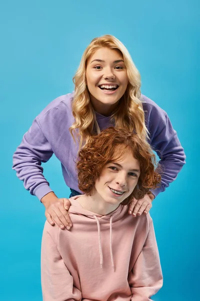 Cheerful Energized Blonde Teen Girl Looking Camera Smiling Redhead Boyfriend — Stock Photo, Image