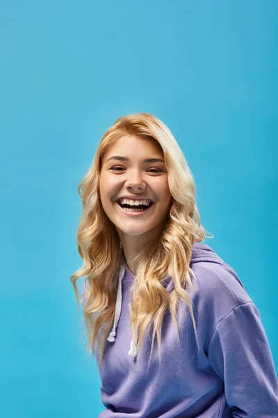 Vzrušená Blondýnka Dospívající Dívka Mikině Při Pohledu Kameru Smíchu Modré — Stock fotografie