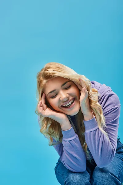 Veselé Blondýny Teen Dívka Mikině Smích Rukama Blízko Obličeje Zavřené — Stock fotografie