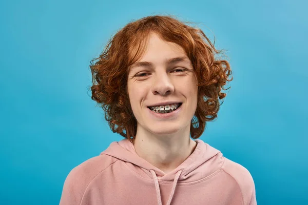Unbekümmerter Und Lebensfroher Teenager Mit Roten Welligen Haaren Und Hosenträgern — Stockfoto