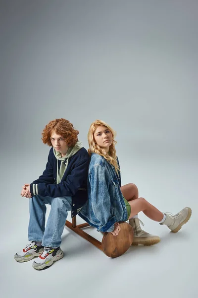 Amigos Adolescentes Modernos Roupa Elegante Sentado Banquinho Virado Olhando Para — Fotografia de Stock