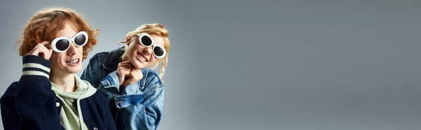 Glückliche Teenie Freunde Stylischer Freizeitkleidung Und Sonnenbrille Posieren Und Lächeln — Stockfoto