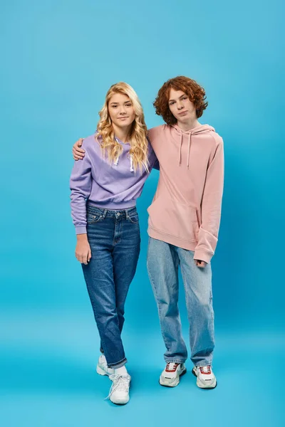 Felizes Amigos Adolescentes Capuzes Jeans Olhando Para Câmera Enquanto Azul — Fotografia de Stock