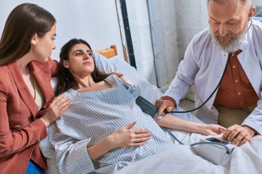 Güzel lezbiyen çift birbirlerine yakın kalıyorlar. Bu arada doktor baskıyı ve konsepti ölçüyor.