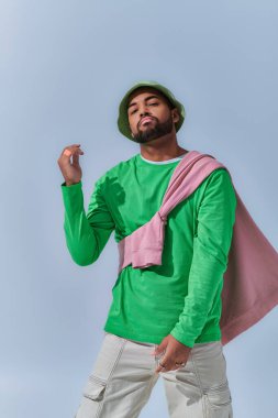 Yakışıklı Afro-Amerikan erkek model modada dans ediyor, moda konsepti