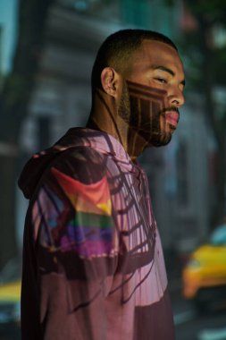 Modayı takip eden Afro-Amerikan erkek model dijital projektör ışıkları, moda konsepti