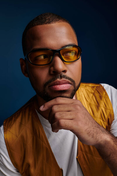 вдумчивый подозрительный молодой человек в стильных солнцезащитных очках с бородой и рукой на подбородке, концепция моды