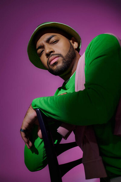 серьезная молодая модель в повседневной модной одежде, подозрительно смотрящая на камеру, концепция моды