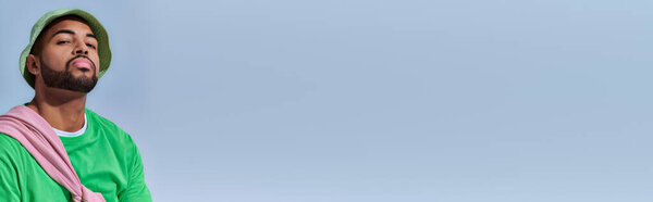 бородатый красивый мужчина с бриллиантовой серьгой в Панаме, глядя на камеру, концепцию моды, баннер