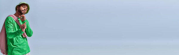 динамичное фото молодого человека в модных панамских танцах и смотрящего на камеру, концепцию моды, баннер