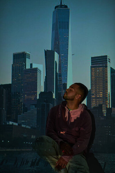 красивый мужчина с бородой и бриллиантовой серьгой поворачивая голову и закрывая глаза, концепция моды