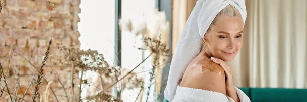 Atrakcyjna Kobieta Średnim Wieku Białym Ręcznikiem Głowie Szlafrokiem Pomocą Peeling — Zdjęcie stockowe