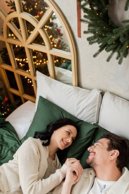 Mutlu evli çiftin Noel sabahını rahat geçirip birbirlerine yatakta baktıkları en iyi manzara.