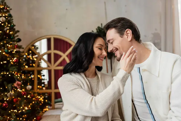 Mulher Feliz Tocando Suavemente Rosto Marido Perto Árvore Natal Borrada — Fotografia de Stock