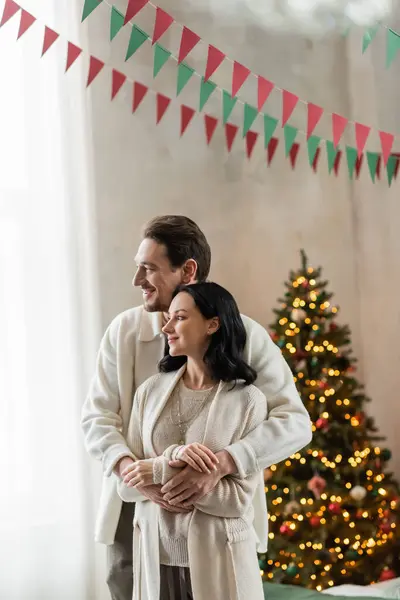Feliz Casal Casa Desgaste Abraçando Juntos Perto Árvore Natal Borrada — Fotografia de Stock