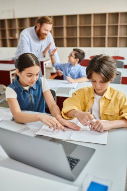 Çocuklar bir masada birlikte oturuyorlar, bir tartışmaya dalmışlar, ifadeleri derin bir bağlılığı yansıtıyor..
